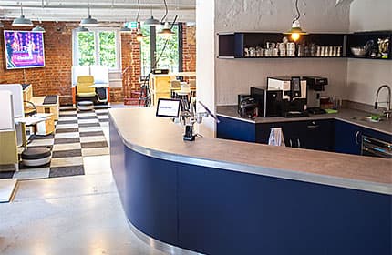 Barbereich und offene Arbeitsfläche der wunderbar Plagwitz