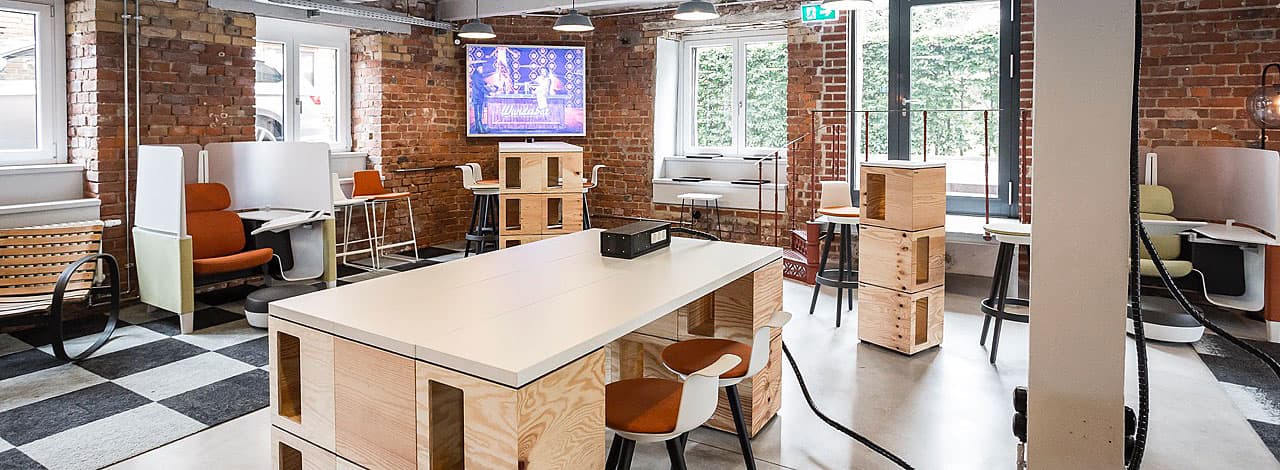 Open Space der wunderbar Plagwitz mit Sitzgruppen, Backsteinwänden und flexiblen Arbeitsflächen