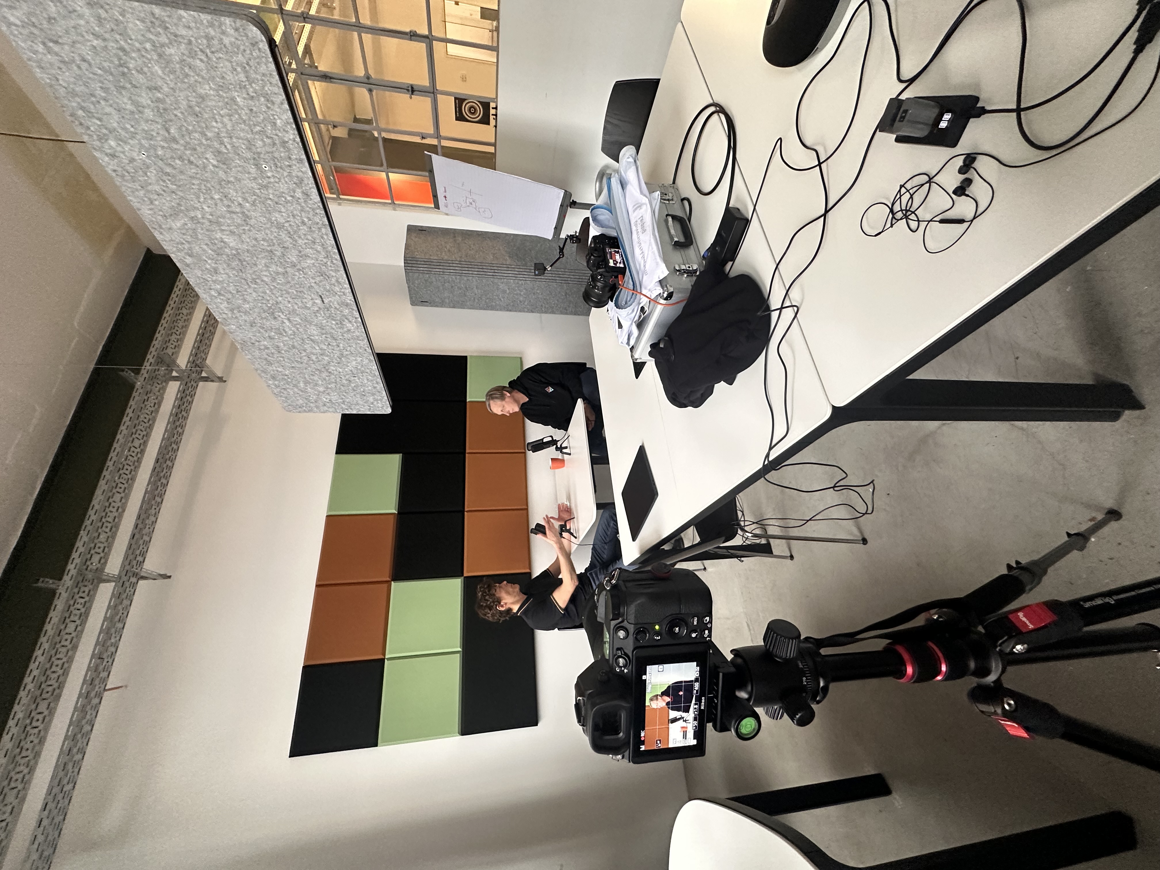 Podcast-Produktion Rhebo: Interview-Setup im Studio