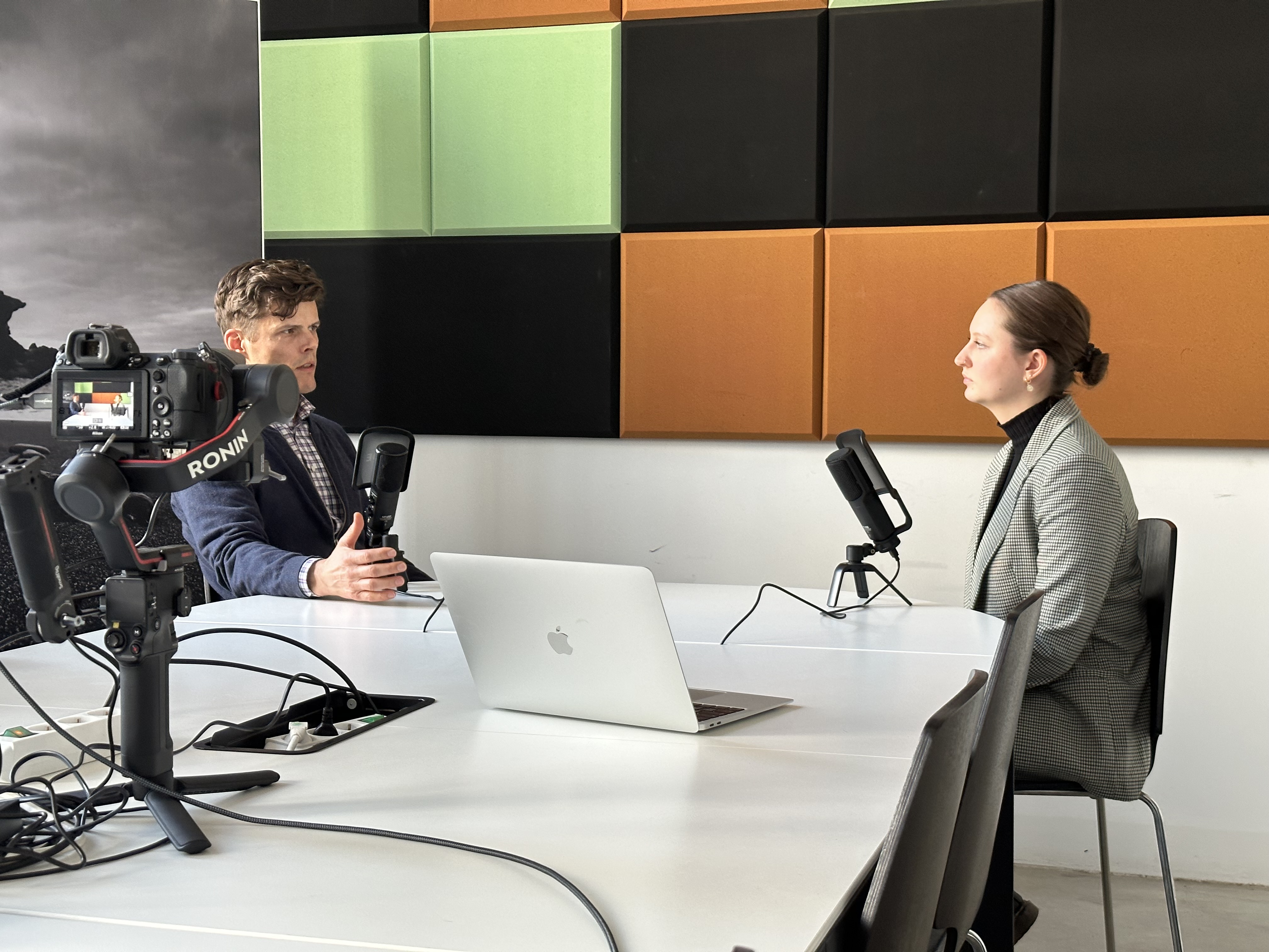 Podcast-Produktion Rhebo: Behind the Scenes mit Regie