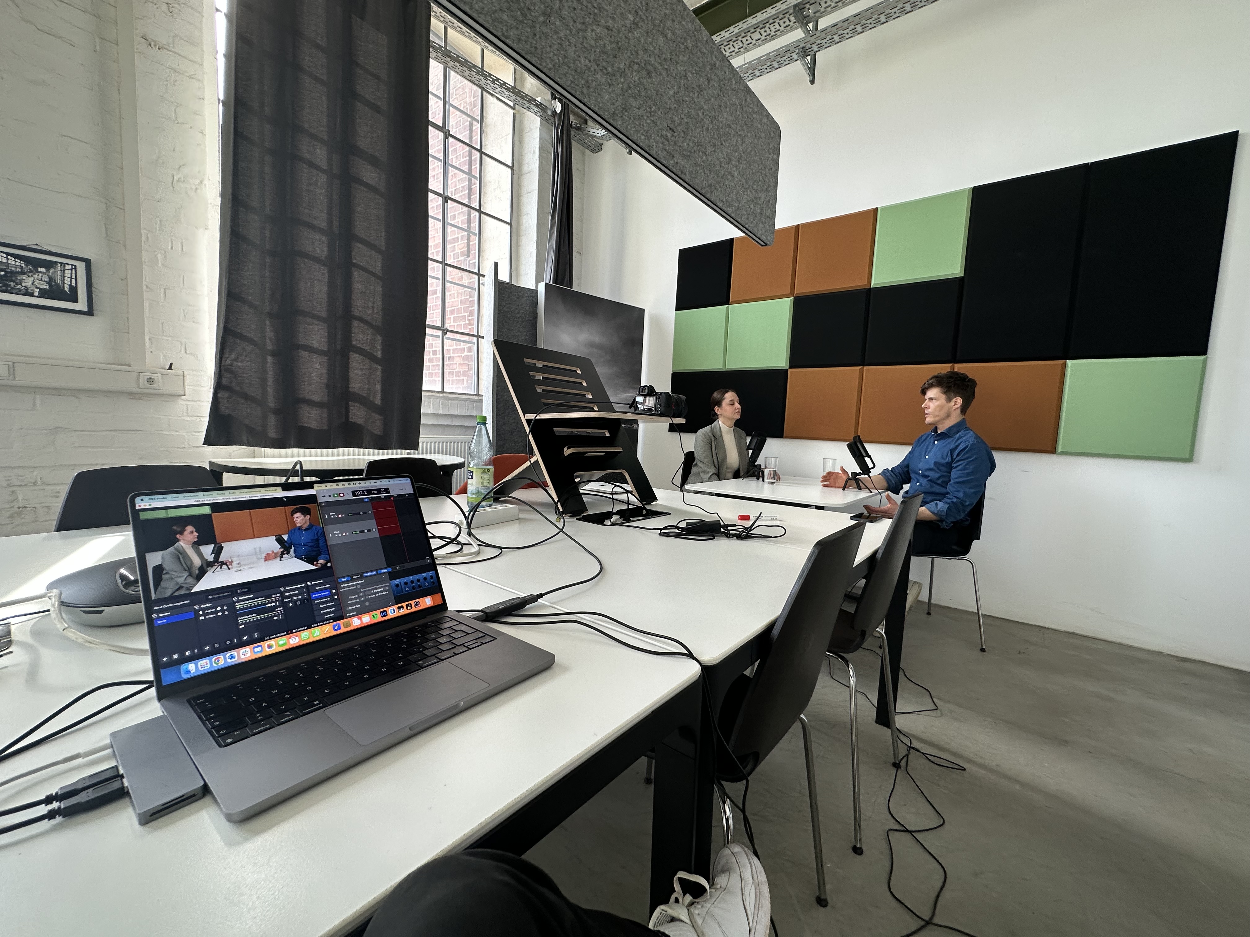 Podcast-Produktion Rhebo: Interview im Studio mit Akustikpanelen