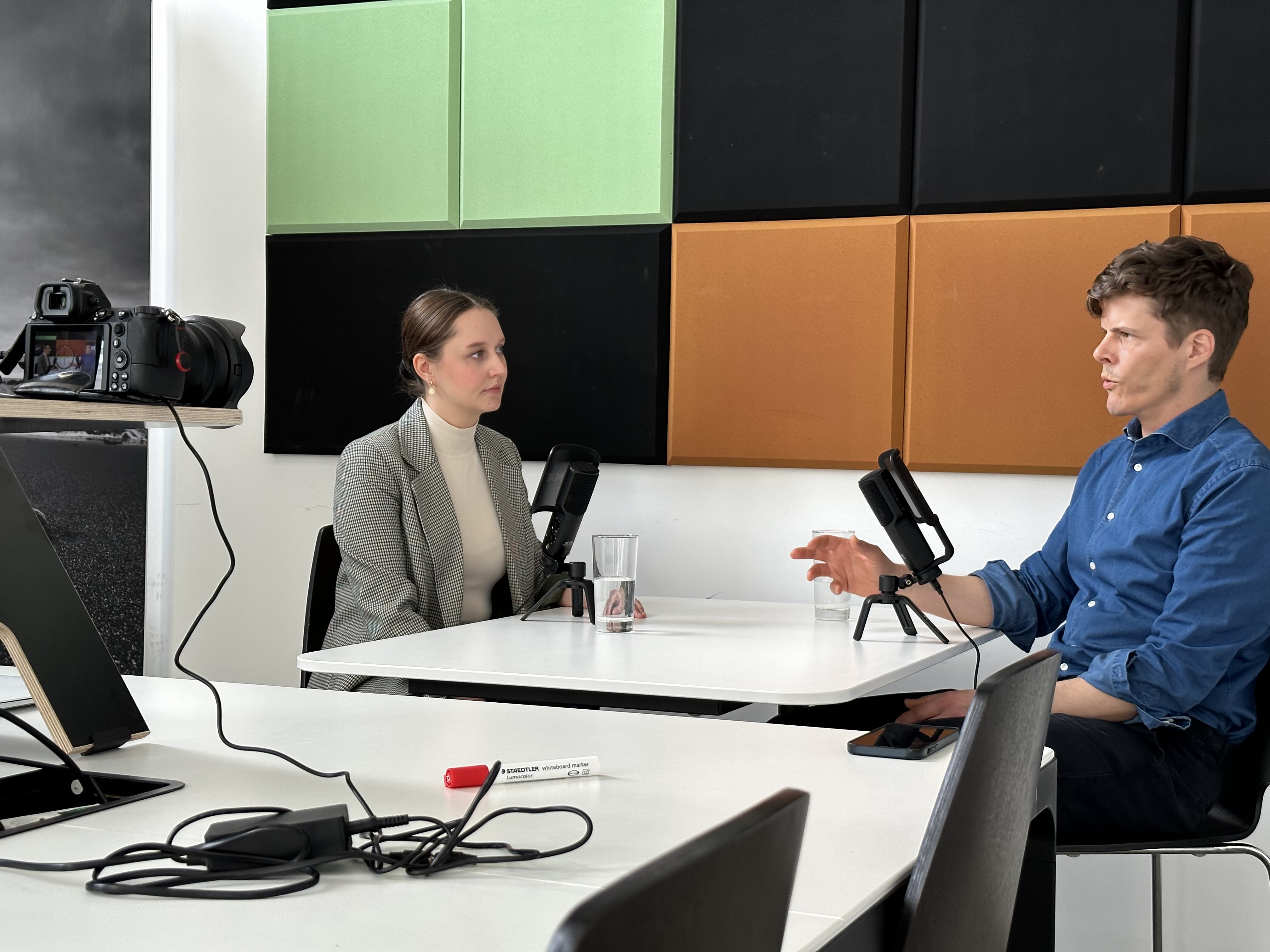 Podcast-Produktion Rhebo: Szene mit Gast und Host